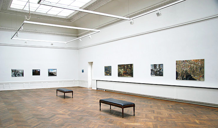 Överblicksbild över Bo Larssons utställning i Konstnärshusets stora galleri.