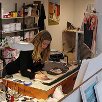 Cecilia Sikström förbereder serigrafierna Marlene och Venus.