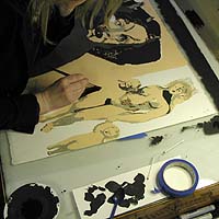 Cecilia Sikström förbereder serigrafierna Marlene och Venus.
