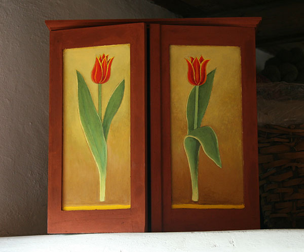 Skåp med tulpaner på utsidan och penséer på insidan - Cupboard with tulips - Maria Hillfon