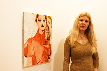 Cecilia Sikström bredvid målningen Bad Girl.