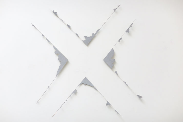 "X", 1986, plast + pianotråd, konstverk av Curt Asker.