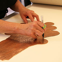 Catharina marks on the bed where the copper printing plate will be placed.