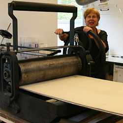 The intaglio press basically consists of two steel rollers mounted in a frame. Between these rollers a pressure bed is placed.