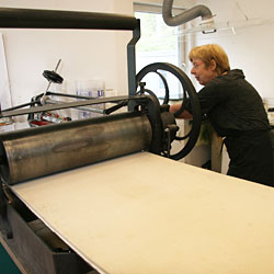 The first proof - when Catharina turns the wheel the upper roller drives the printing bed forward.