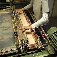 Gummirakelns uppgift är att vid tryckningen pressa igenom färgen genom nylondukens genomsläppliga partier.