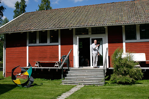 Lars outside his studio in Uttersberg.