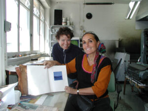 Här visar Maria Hillfon sin färgskiss som ligger till grund för den färdiga litografin. Med på bilden är Karin Norén.