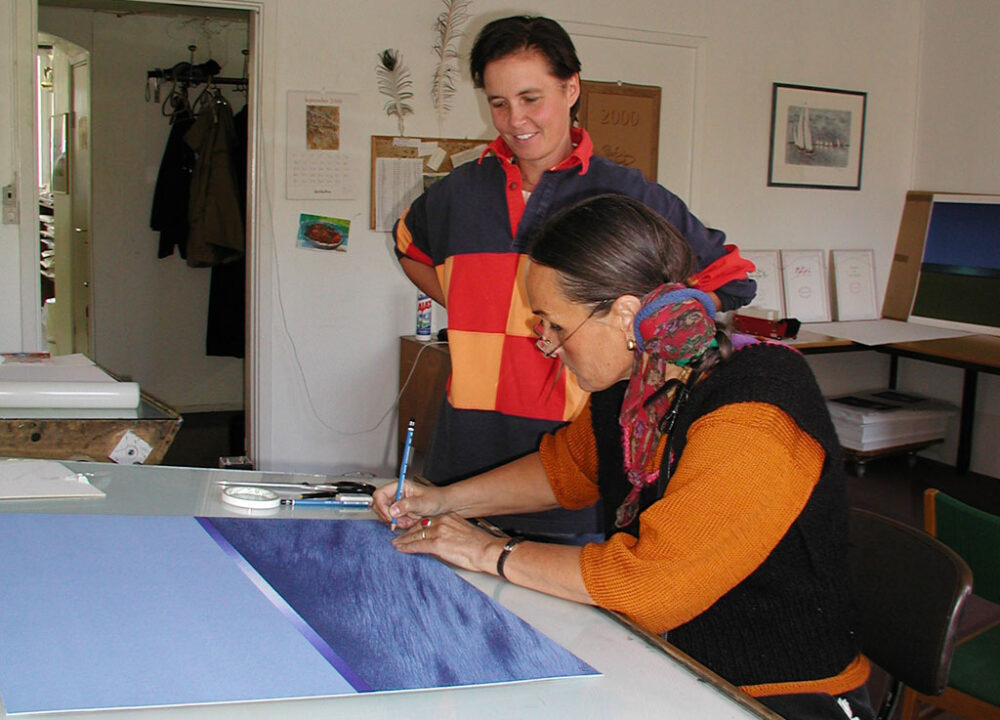 Maria Hillfon signerar Horisontlitografin - en av Marias populära litografier med en blå horisont.