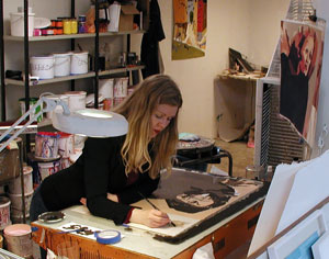 Cecilia Sikström förbereder arbetet inför att göra två serigrafier.