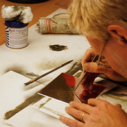 Lars in the process of drawing on the plate.