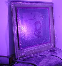 Nylonduken är monterad på ett vertikalt "vakuumbord". Konstnärens originalplastfilm läggs på nylonduken och täcks med en tunn plastfolie.
