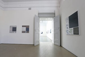 Tre målningar av Kjell Strandqvist - dörren leder till stora salen.