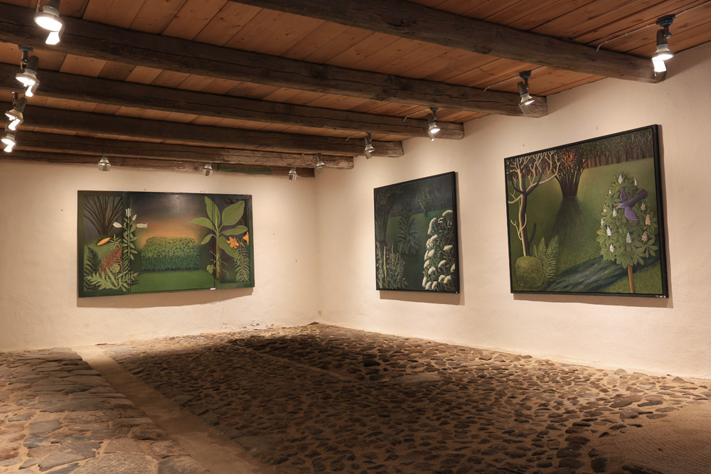 Målningar i utställningsrum med kullersten - rum 3.