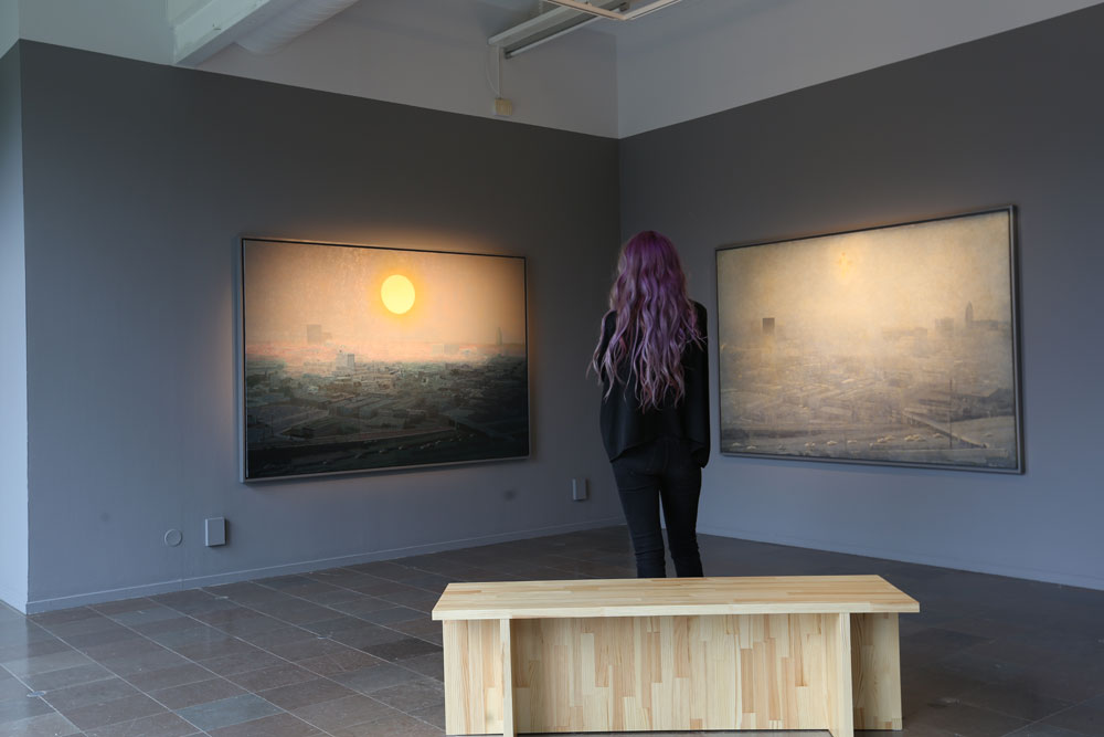 John E Franzéns målningar Twilight och The Jesus Painting med en beundrande besökare.