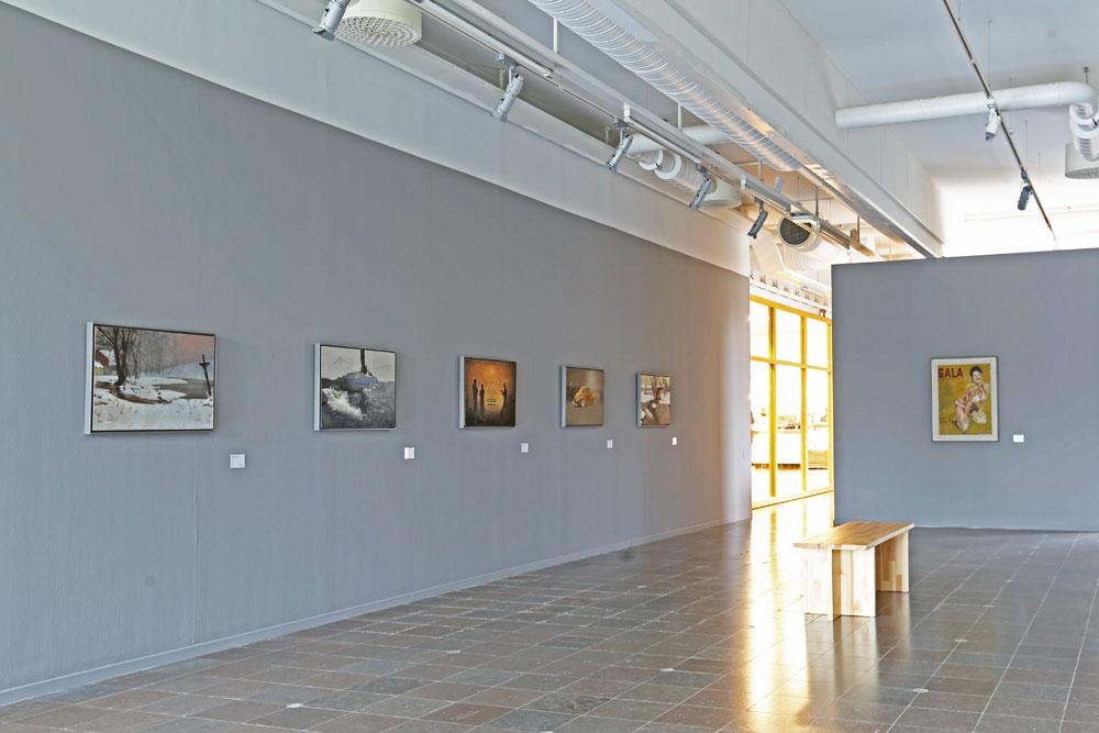 Målningar av John E Franzén: Besökaren nummer 6, 3, 2, 1 och 4 samt målningen Gala till höger i bild.