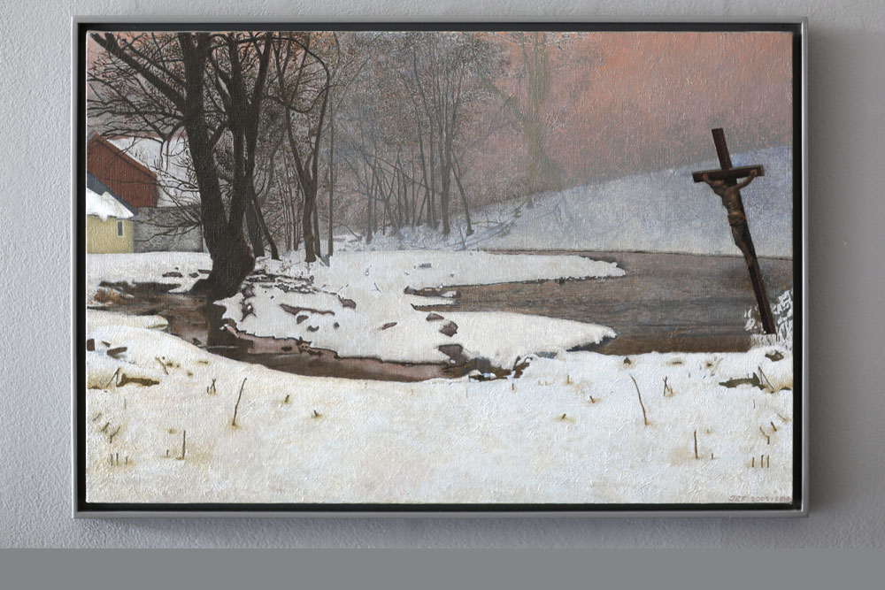 John E Franzéns målning Besökaren #6, 2004-2012, 49x72 cm, ett krucifix vid en å i vinterlandskap.