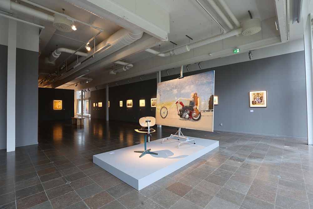John E Franzéns utställning i Gävle Konstcentrum 2021. Stora målningen The Last Ride i förgrunden.
