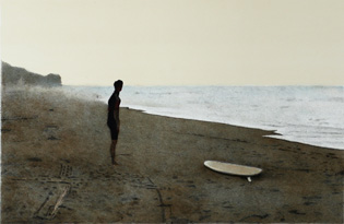 Litografi Surfer av John E Franzén - En man som står på en strand intill en surfingbräda.