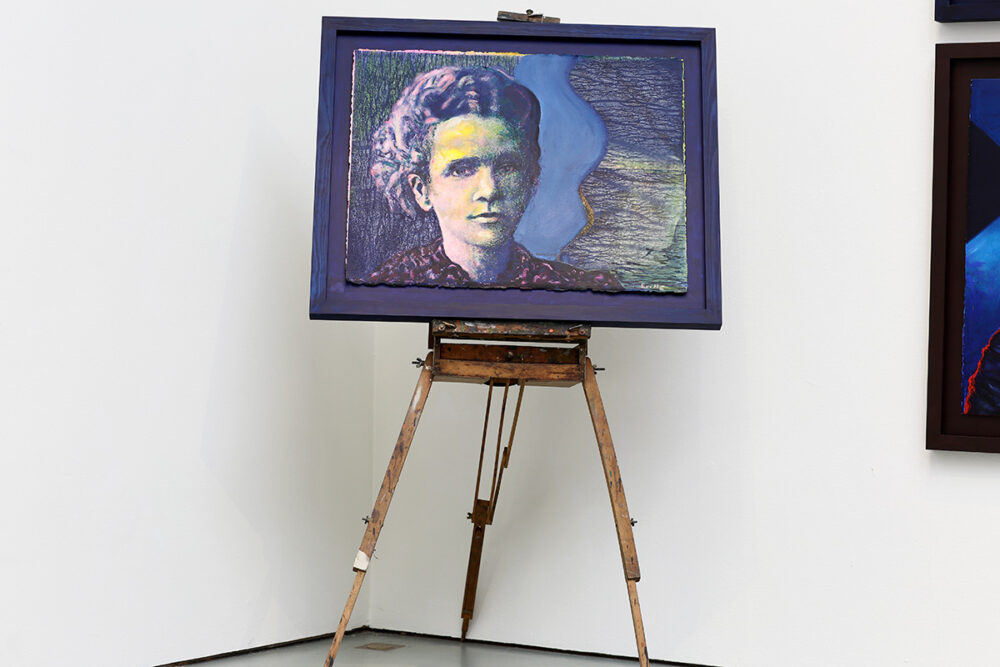 Eva Zettervalls målning Marie Curie stående på staffli.