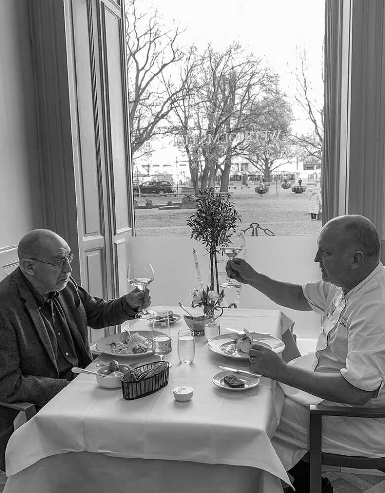 LG Lundberg och krögaren skålar med varandra.