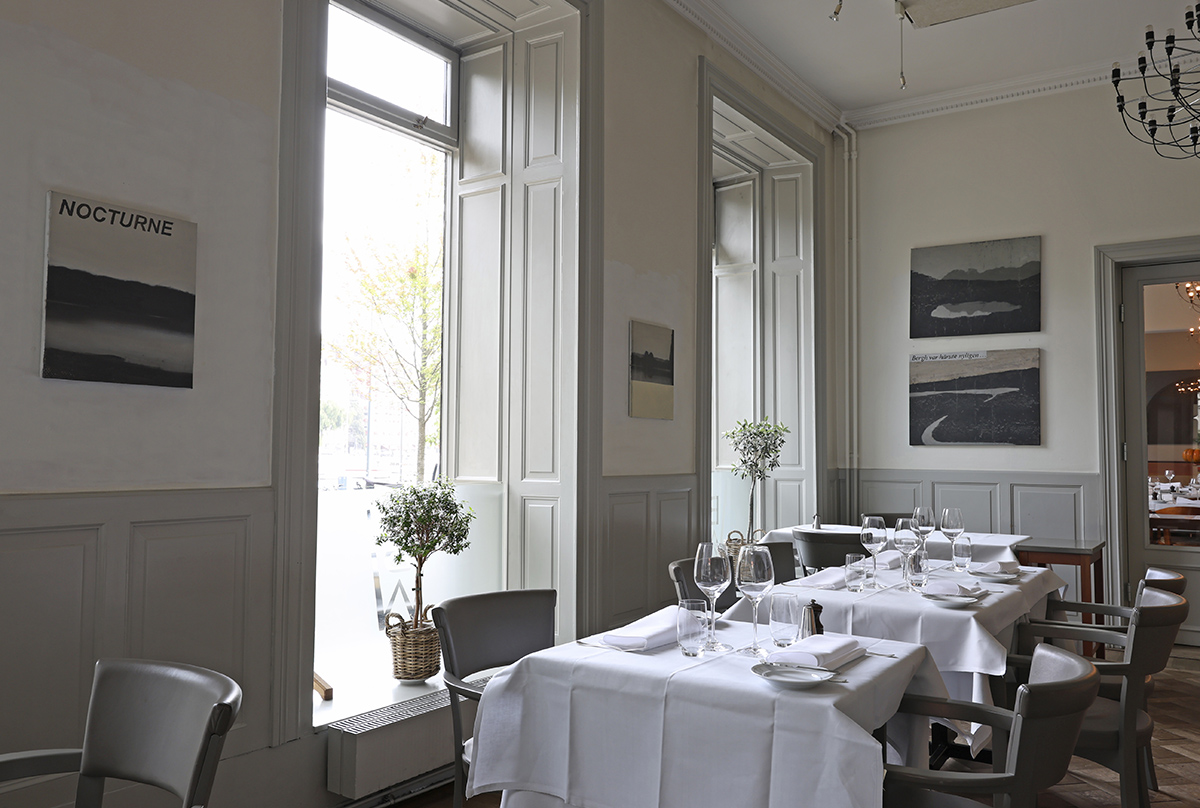 LG Lundberg ställer ut målningar i Wedholms bar 2025-2026.